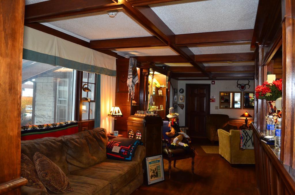 Matterhorn Tower Hotel Eureka Springs Buitenkant foto